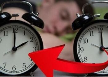 Rikthehet ora dimërore! Akrepat shkojnë 60 minuta pas