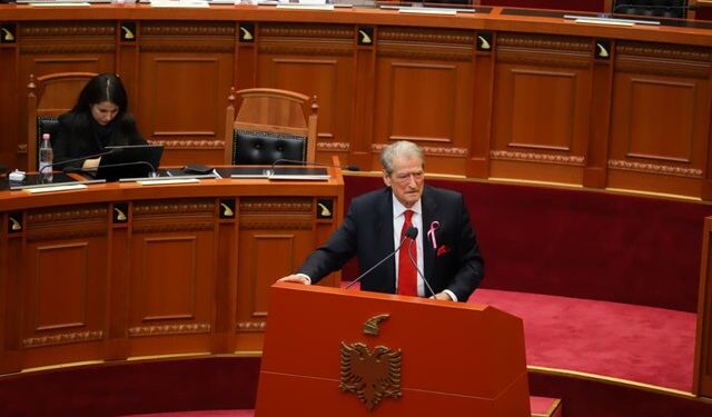 Berisha lexon mesazhin: Altin Dumani ka bërë një ujdi 5 mln euro për dosjen e bashkëpunëtorit të Troplinit