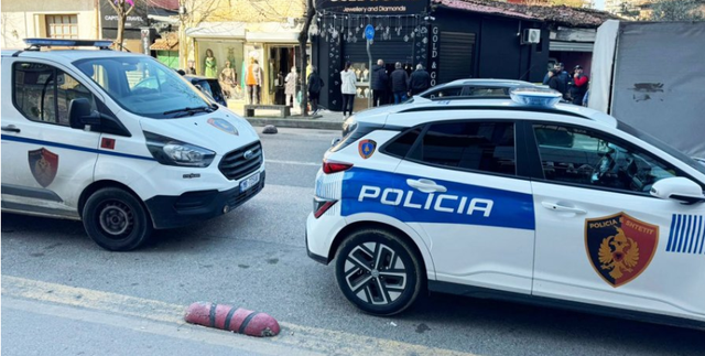 E rëndë te Komuna e Parisit! Picieri vret me thikë kamerierin