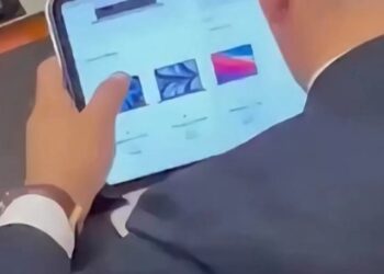 Deputeti i PS kapet duke bërë “shopping online” gjatë punimeve në Kuvend