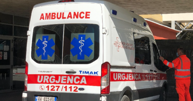 Ra në një enë me ujë të nxehtë, përfundon në spital 2-vjeçarja