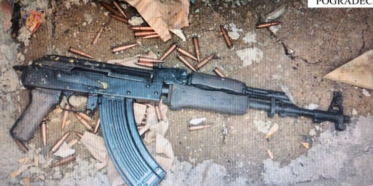 Dy 16-vjeçarë qëlluan me armë në drejtim të një banese, kallashnikovin e fshehën në varreza