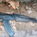 Dy 16-vjeçarë qëlluan me armë në drejtim të një banese, kallashnikovin e fshehën në varreza