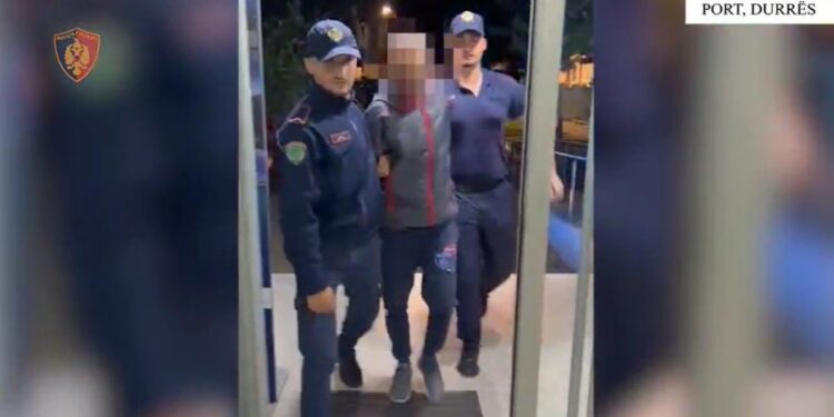 Fshehu tre persona në kamion për t’i kaluar në Itali, 2 prej tyre në kërkim ndërkombëtar