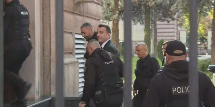Me pranga në duar, Erion Veliaj mbërrin në Gjykatën Kushtetuese