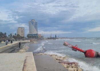 Moti i keq përfshin Durrësin, era e forë shkëput kullën me fener sinjalizues