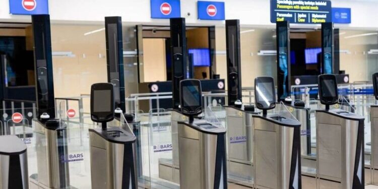 Aeroportet e Europës përgatiten për vonesa/ BE nis të dielën kontrollet me gjurmë gishtash