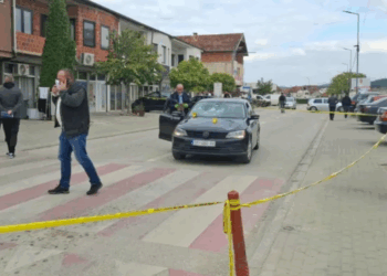 Të shtëna me armë zjarri para qendrës së votimit në Komoran