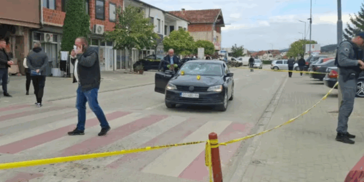 Të shtëna me armë zjarri para qendrës së votimit në Komoran