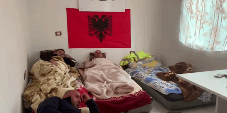 Naftëtarët e “Bankers” në ditën e 3-të të grevës së urisë, nisin problemet shëndetësore