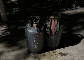 Shpërthejnë dy bombula gazi, përfshihet nga zjarri një lokal në Lezhë