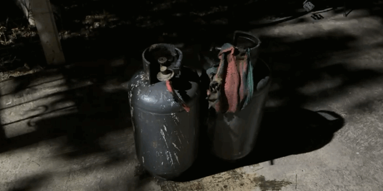 Shpërthejnë dy bombula gazi, përfshihet nga zjarri një lokal në Lezhë