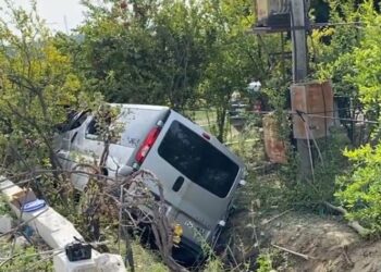 Furgoni me turistë përfundon në kanal, 5 të lënduar, shoferi në gjendje të rëndë