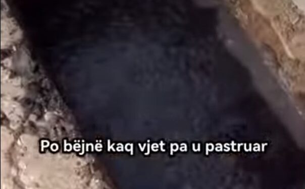 Me lopata në duar, banorët në Fier pastrojnë vetë kanalizimet e bllokuara: Bashkia hesht!