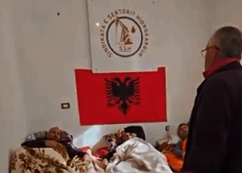 Gjashtë ditë në grevë urie, përkeqësohet gjendja e naftëtarëve në Marinzë