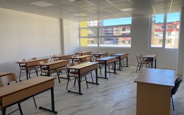 Në 4 vitet e fundit u mbyllën 104 shkolla 9-vjeçare, tkurren me 14% dhe nxënësit
