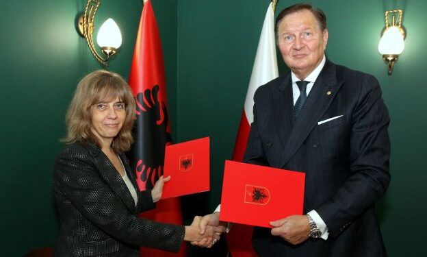 Një marrëveshje që afron Poloninë me Shqipërinë: të rinjtë polakë do të mësojnë për traditat shqiptare