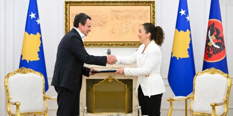 Presidentja Vjosa Osmani mandaton Albin Kurtin për formimin e Qeverisë së re