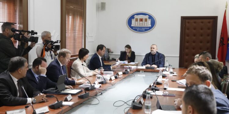 Komisioni i Ligjeve rrëzon kërkesën e PD-së për shkarkimin e presidentit Begajt