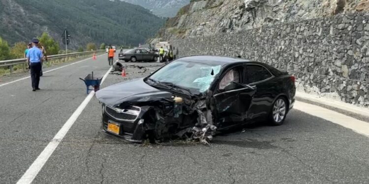 Përplaset makina në Rrugën e Kombit, shoferi dërgohet tek Trauma për ndërhyrje të specializuar