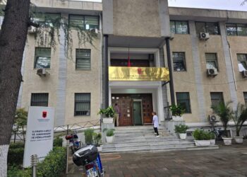 BIRN: Gjyqtarët kritikojnë “sigurinë joekzistente” pas vrasjes së Astrit Kalasë në sallën e gjyqit