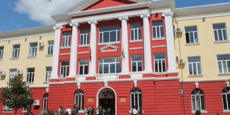 Universitetet hapin dyert për studentët, 15% më pak regjistrime