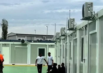 Deputetët italianë zbulojnë situatën dramatike në kampin e Gjadrit: Këtu është si të jesh i dënuar
