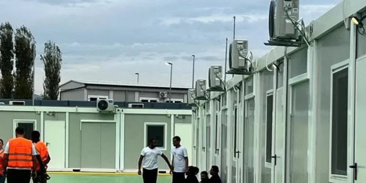 Deputetët italianë zbulojnë situatën dramatike në kampin e Gjadrit: Këtu është si të jesh i dënuar