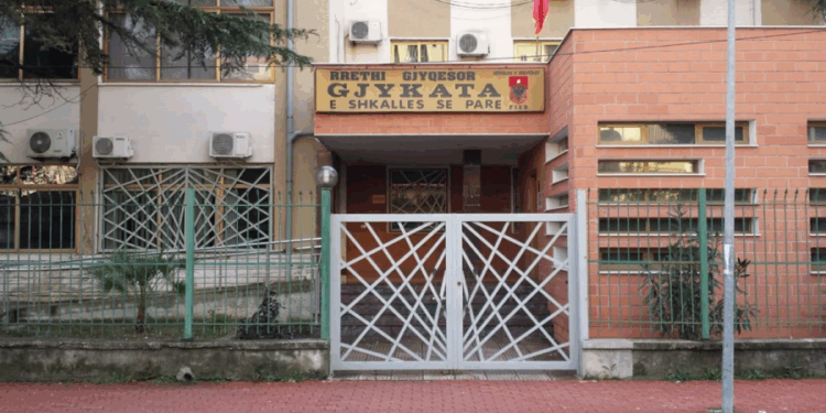 Iu shty seanca gjyqësore, i moshuari kanos kryesekretaren e Gjykatës së Fierit
