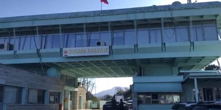 Doganierët grekë në grevë/ Bllokohen pikat kufitare të Kakavijës dhe Qafë Botës