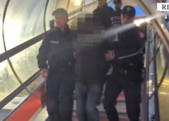 Koordinoi pastrimin e parave të një grupi kriminal në Durrës, ekstradohet nga Italia i shumëkërkuari
