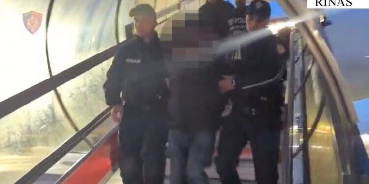 Koordinoi pastrimin e parave të një grupi kriminal në Durrës, ekstradohet nga Italia i shumëkërkuari