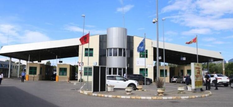 Pjesë e një grupi kriminal të trafikut të drogës dhe prositucionit, arrestohet në Muriqan/ EMRI