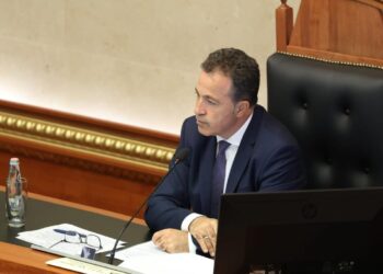 BIRN: Kuvendi i Shqipërisë ‘nderon’ figurën e diktatorit Enver Hoxha, akt i paprecedentë