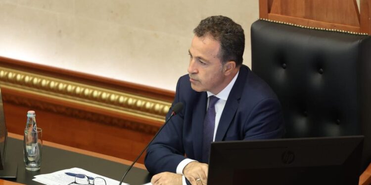 BIRN: Kuvendi i Shqipërisë ‘nderon’ figurën e diktatorit Enver Hoxha, akt i paprecedentë