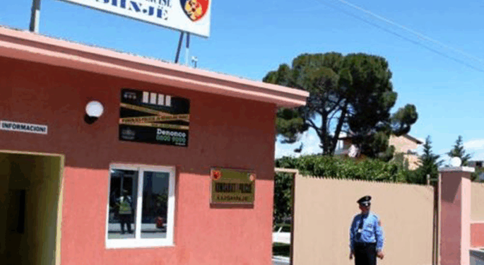 Ishte në proces gjyqësor me të birin, 49-vjeçarja dhunon avokatin e djalit