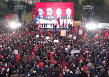 Shqiptaria bashkë në Tiranë: Lironi Thaçin! Protesta në mbështetje të ish-krerëve të UÇK