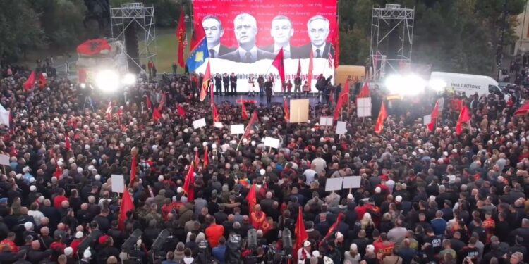Shqiptaria bashkë në Tiranë: Lironi Thaçin! Protesta në mbështetje të ish-krerëve të UÇK