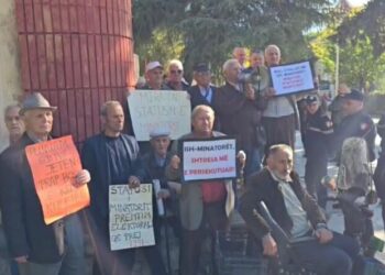 Minatorët në protestë përpara Parlamentit: Ne vritemi për bukë, deputetët marrin 4 000 €