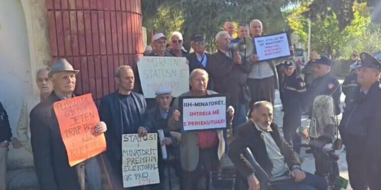 Minatorët në protestë përpara Parlamentit: Ne vritemi për bukë, deputetët marrin 4 000 €