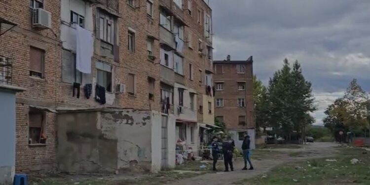 Korçë/ 14-vjeçarja hidhet nga kati i 3-të i pallatit