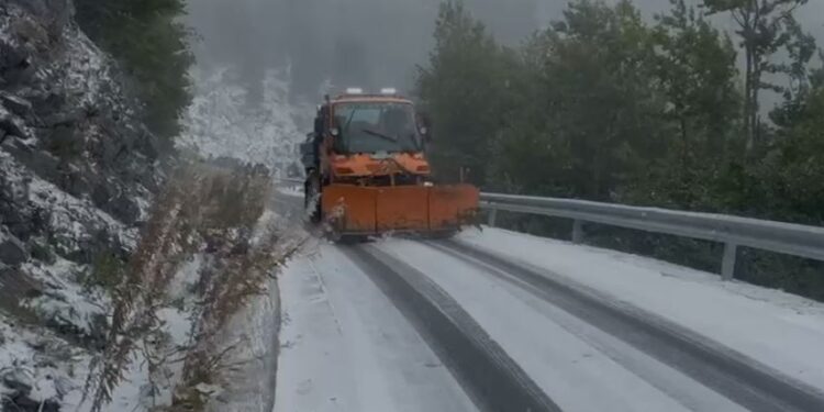 Moti i keq përfshin edhe Shkodrën, trashësia e borës në Fushë Arrëz shkon në 2 cm