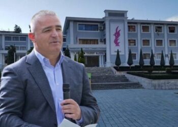 Jugu nën këmbët e Sakove/ Njëri vëlla fushatë për bashkinë, tjetri merr 3 tendera brenda javës