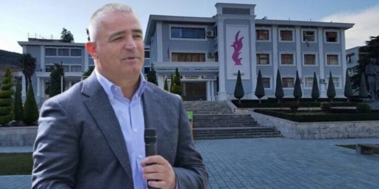 Jugu nën këmbët e Sakove/ Njëri vëlla fushatë për bashkinë, tjetri merr 3 tendera brenda javës