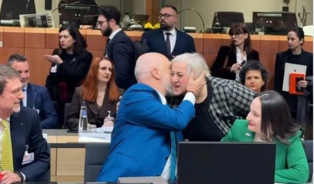 “Turp, pa turp!” Puthja e zjarrtë e Ramës me zëvendësministren greke, gazetari: Rama ka blerë shumë figura publike
