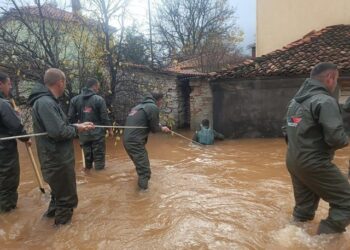 E moshuara u zhduk nga përmbytjet, vijojnë kërkimet prej më shumë se 12 orësh në Korçë
