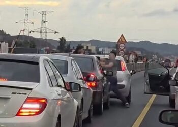VIDEO/ Autostrada Tiranë–Durrës në kaos, dy të rinjë sherr mes mjeteve: Ça ke që shef