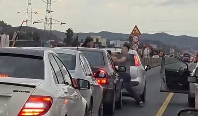 VIDEO/ Autostrada Tiranë–Durrës në kaos, dy të rinjë sherr mes mjeteve: Ça ke që shef