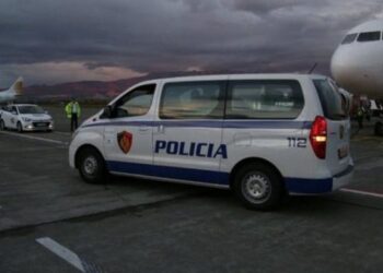 Zhvati 33 550 euro përmes mashtrimit, ekstradohet në Shqipëri 37-vjeçarja rumune