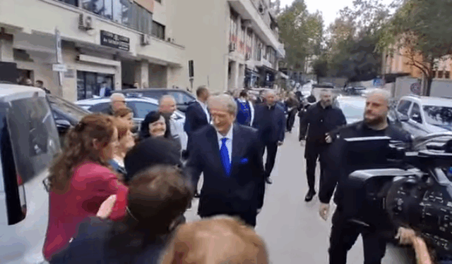 Berisha paraqitet në SPAK, pritet me ovacione nga simpatizantët